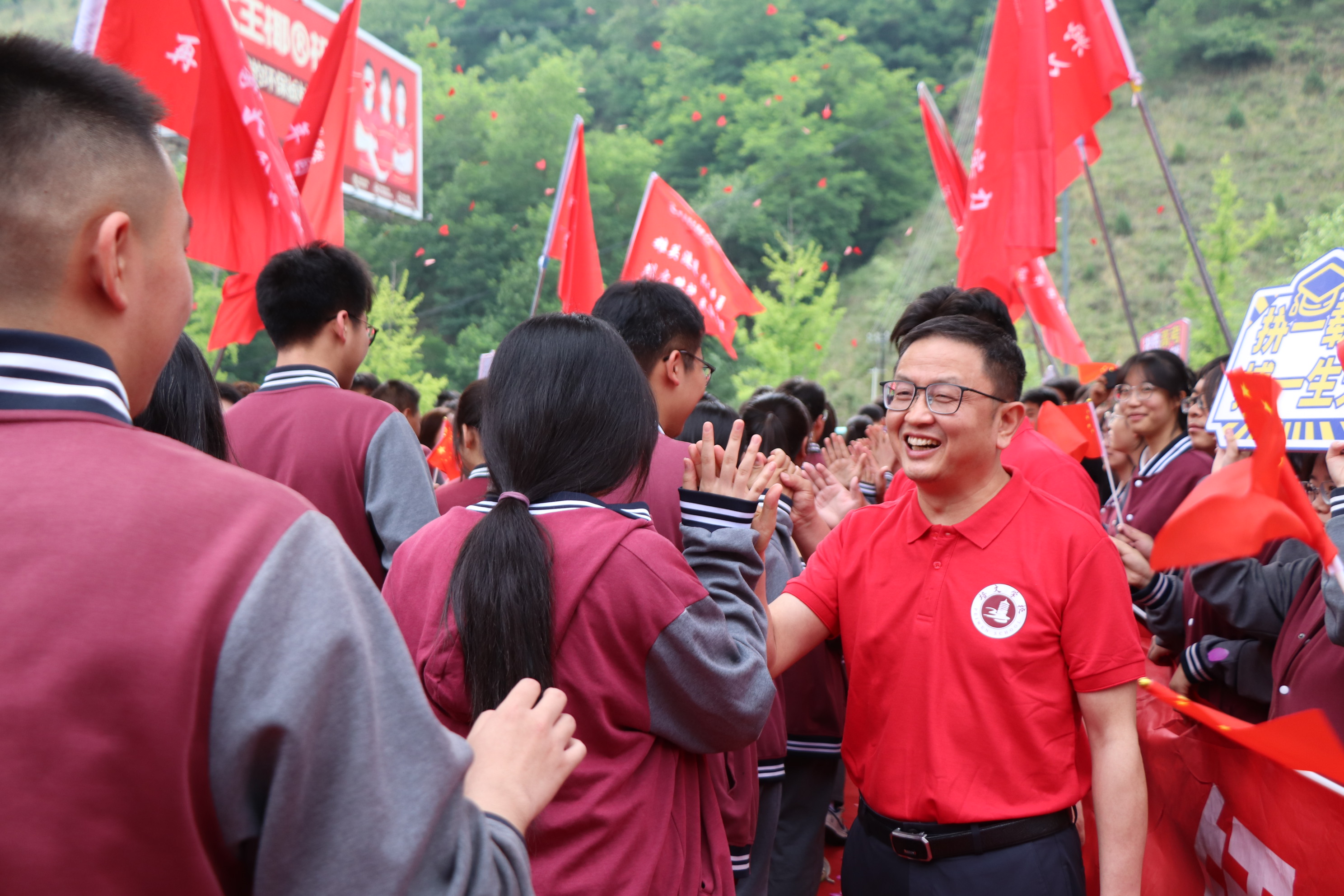 高考必勝 | 攜夢想出征 ，為青春壯行 —— 延安培文實驗學(xué)校高考送考儀式